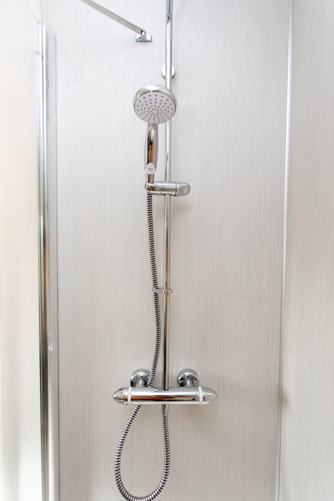 Thermostatic shower fittings